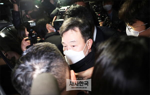 화천대유 대주주 김만배 씨가 24일 오전 구속기간 만료로 석방돼 서울구치소를 나서고 있다.